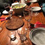 Abendessen am großen Küchentisch mit acht Krimiautorinnen