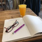 Journal schreiben und Orangenlavendelschorle trinken im Café
