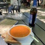 Rote-Linsen-Curry-Suppe beim Park-Kiosk