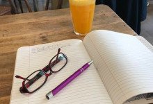 Journal schreiben und Orangenlavendelschorle trinken im Café