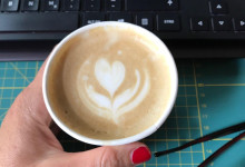 Textkorrekturen gehen mit Cappuccino gleich viel schwungvoller.