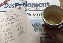 Cappuccino und Zeitung