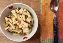 Goldenes Quinoa-Porridge mit Apfel.