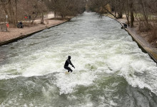 Faszinierend. Surfer auf der Eisbachwelle.